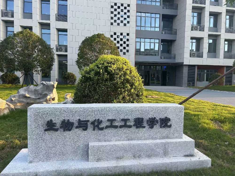 黄山区扬州职业大学体育场高杆灯项目